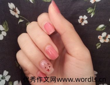 朋友圈秀新做的美甲文案 晒美甲的俏皮简单的说说
